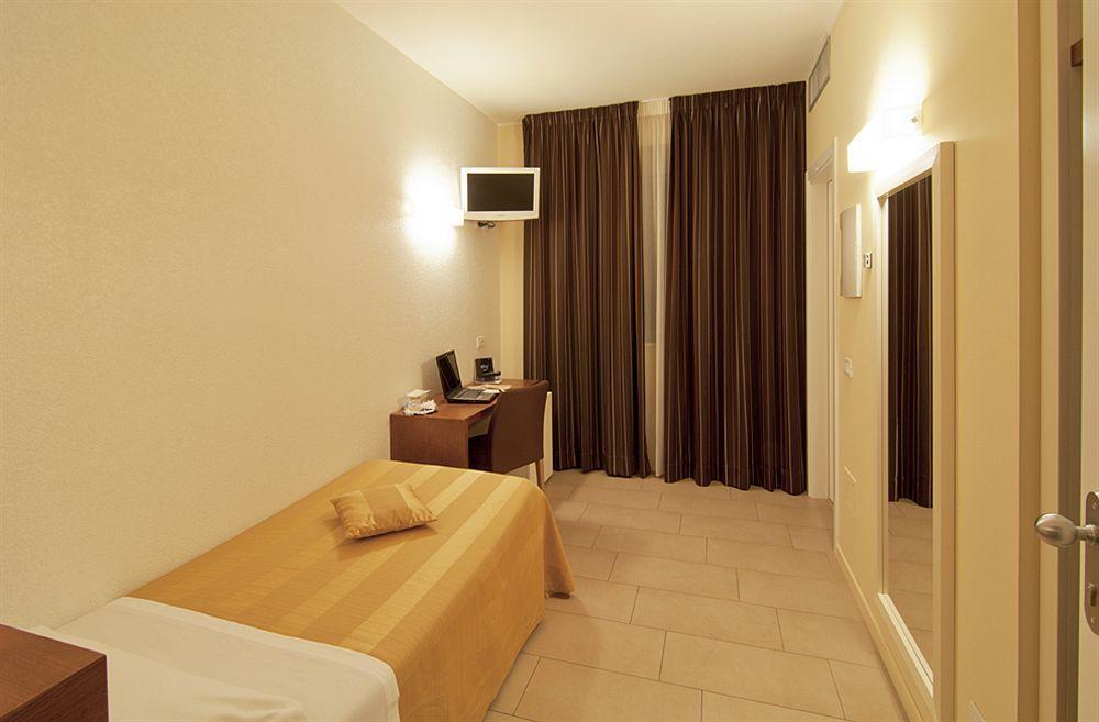 Hotel Cluentum Tolentino Exteriör bild