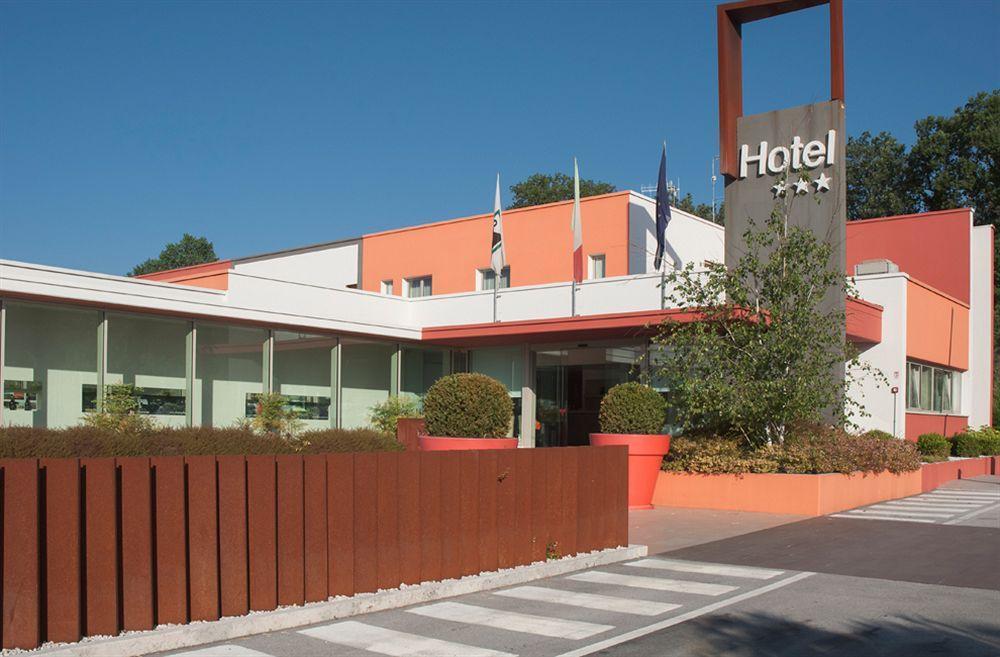 Hotel Cluentum Tolentino Exteriör bild