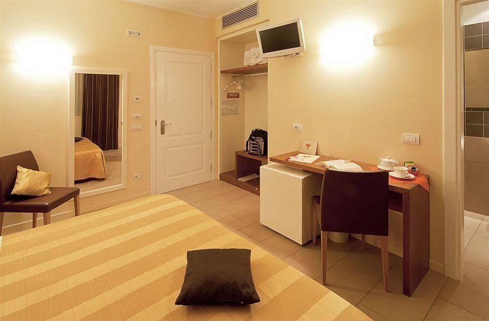 Hotel Cluentum Tolentino Exteriör bild